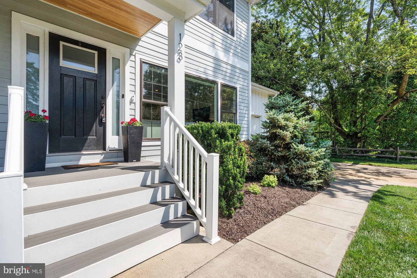 123 HICKORY CIR SW, VIENNA, Virginia 22180, 6 Bedrooms Bedrooms, ,4 BathroomsBathrooms,Residential,For sale,123 HICKORY CIR SW,VAFX2250998 MLS # VAFX2250998
