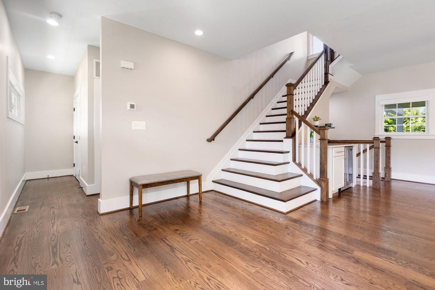 123 HICKORY CIR SW, VIENNA, Virginia 22180, 6 Bedrooms Bedrooms, ,4 BathroomsBathrooms,Residential,For sale,123 HICKORY CIR SW,VAFX2250998 MLS # VAFX2250998