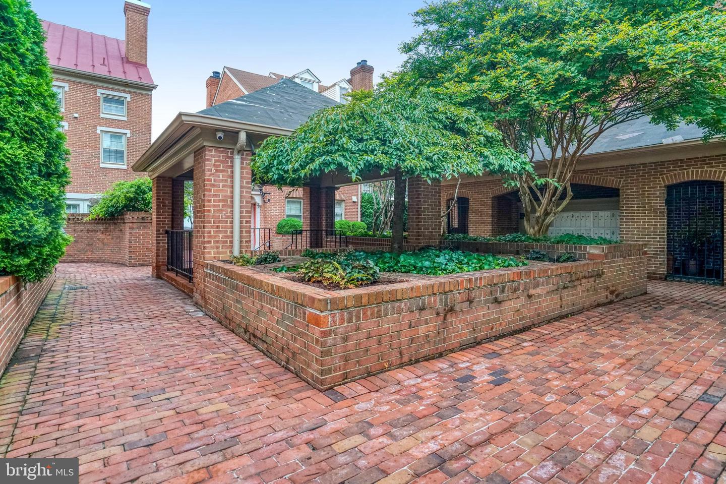 644 S COLUMBUS ST, ALEXANDRIA, Virginia 22314, 2 Bedrooms Bedrooms, ,2 BathroomsBathrooms,Residential,For sale,644 S COLUMBUS ST,VAAX2047046 MLS # VAAX2047046