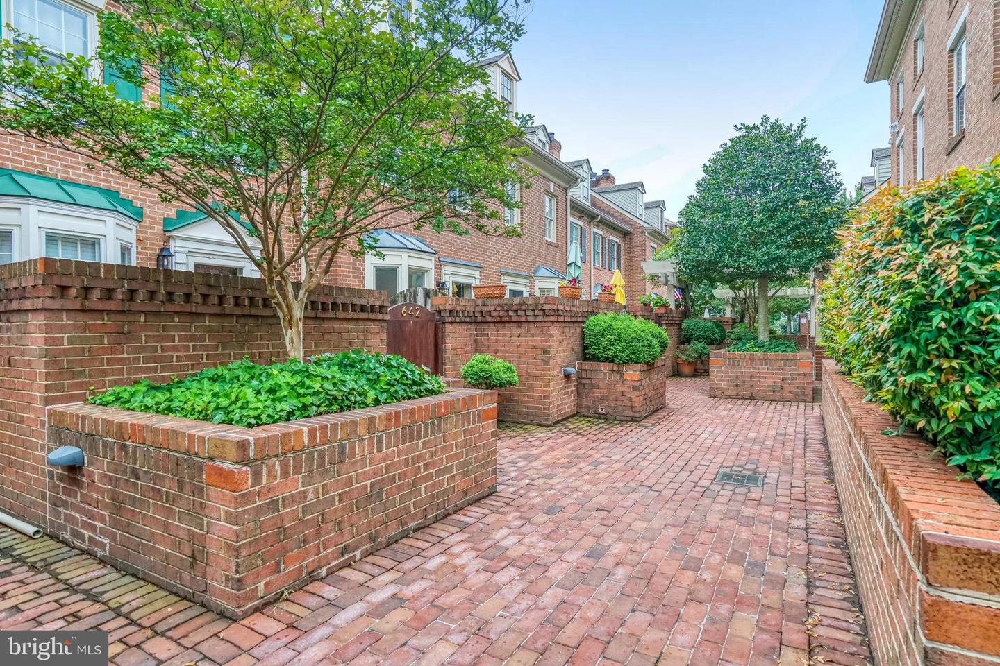644 S COLUMBUS ST, ALEXANDRIA, Virginia 22314, 2 Bedrooms Bedrooms, ,2 BathroomsBathrooms,Residential,For sale,644 S COLUMBUS ST,VAAX2047046 MLS # VAAX2047046