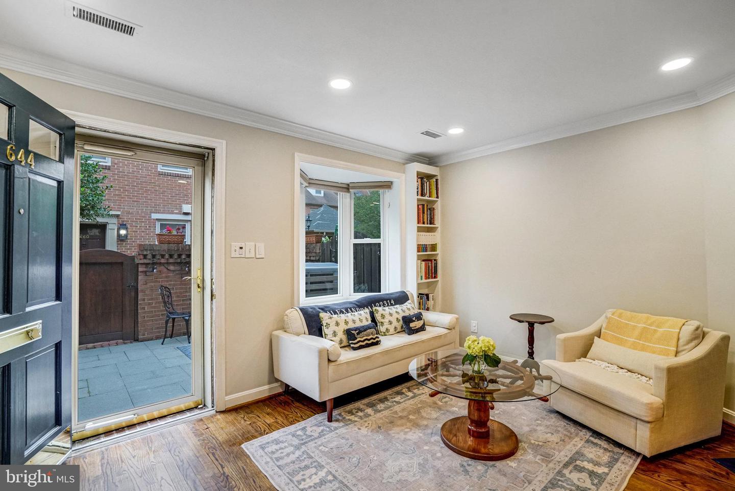 644 S COLUMBUS ST, ALEXANDRIA, Virginia 22314, 2 Bedrooms Bedrooms, ,2 BathroomsBathrooms,Residential,For sale,644 S COLUMBUS ST,VAAX2047046 MLS # VAAX2047046