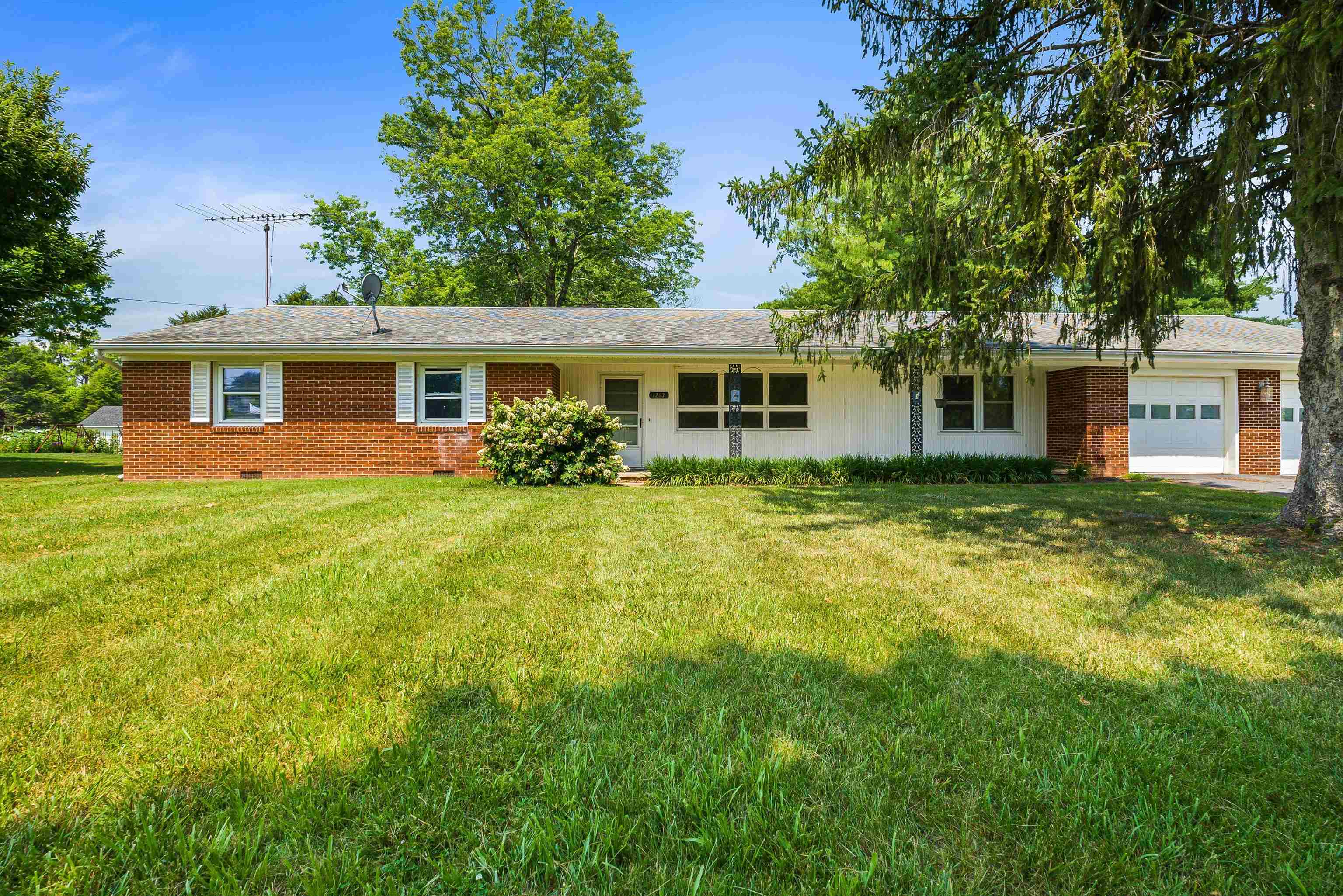 1203 DOGWOOD AVE, GROTTOES, Virginia 24441, 4 Bedrooms Bedrooms, ,2 BathroomsBathrooms,Residential,1203 DOGWOOD AVE,666312 MLS # 666312