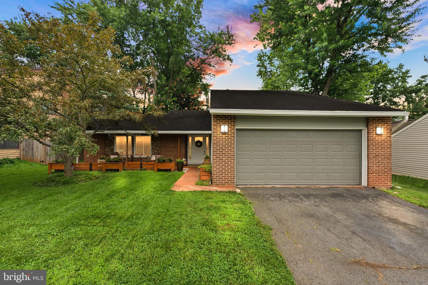 816 SUGARLAND RUN DR, STERLING, Virginia 20164, 4 Bedrooms Bedrooms, ,2 BathroomsBathrooms,Residential,For sale,816 SUGARLAND RUN DR,VALO2100070 MLS # VALO2100070