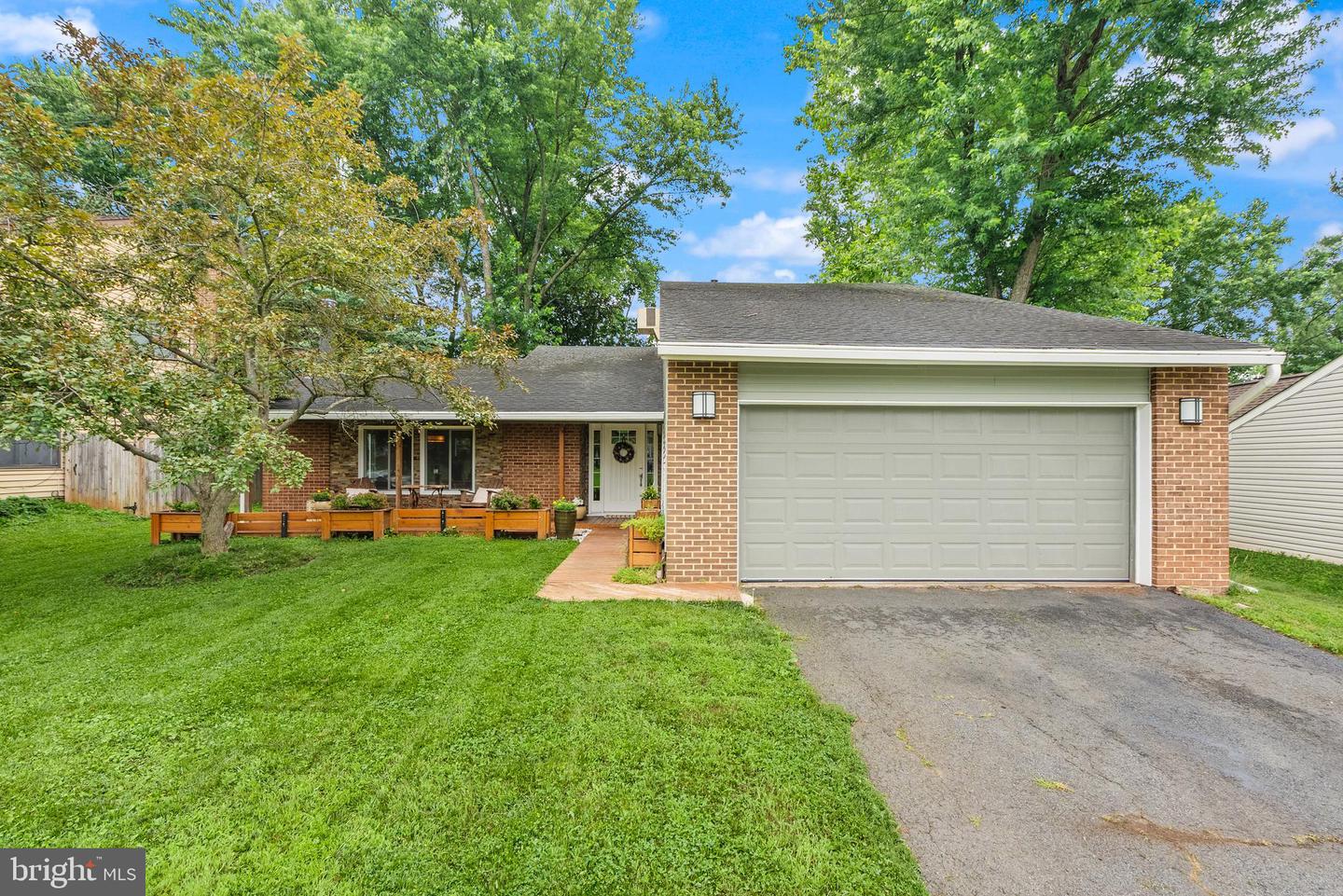 816 SUGARLAND RUN DR, STERLING, Virginia 20164, 4 Bedrooms Bedrooms, ,2 BathroomsBathrooms,Residential,For sale,816 SUGARLAND RUN DR,VALO2100070 MLS # VALO2100070