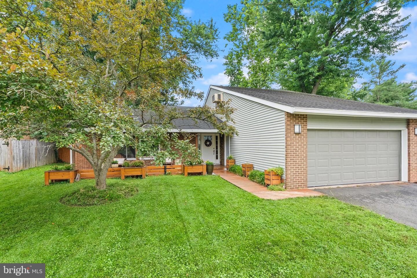 816 SUGARLAND RUN DR, STERLING, Virginia 20164, 4 Bedrooms Bedrooms, ,2 BathroomsBathrooms,Residential,For sale,816 SUGARLAND RUN DR,VALO2100070 MLS # VALO2100070