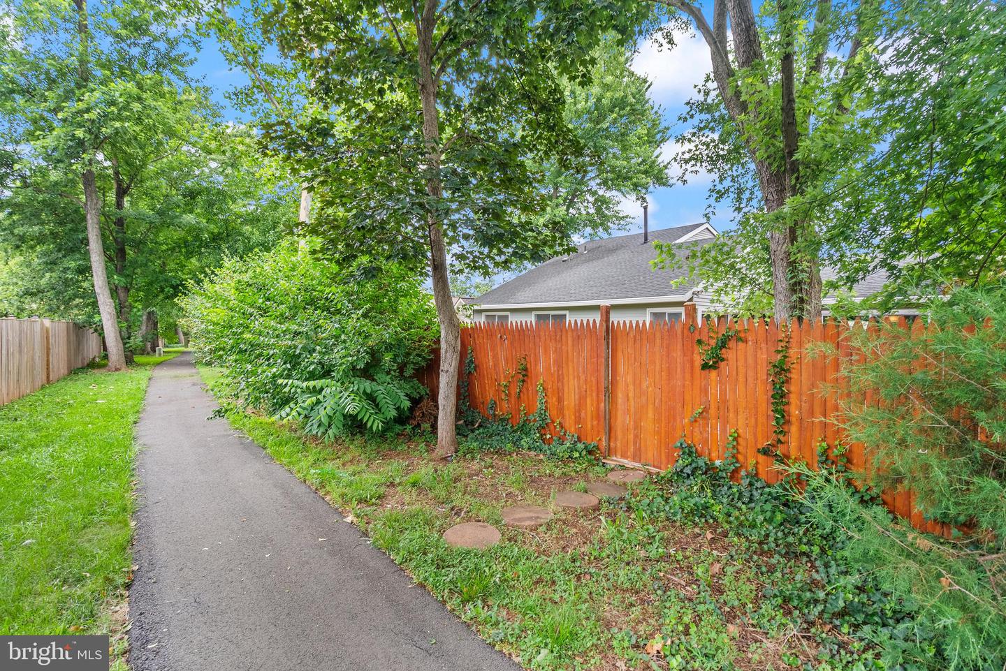 816 SUGARLAND RUN DR, STERLING, Virginia 20164, 4 Bedrooms Bedrooms, ,2 BathroomsBathrooms,Residential,For sale,816 SUGARLAND RUN DR,VALO2100070 MLS # VALO2100070