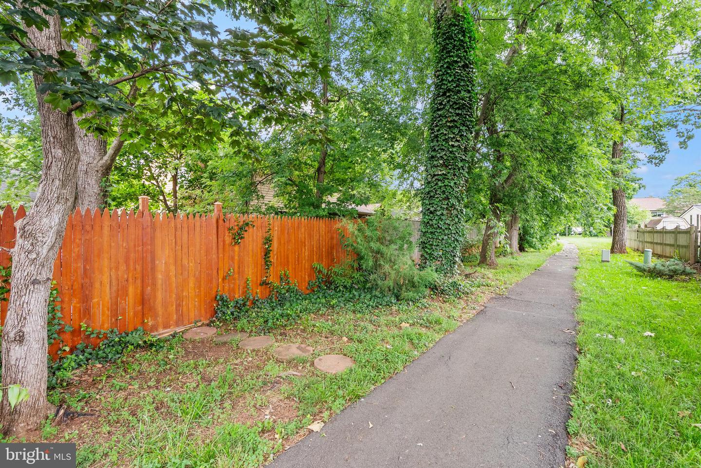 816 SUGARLAND RUN DR, STERLING, Virginia 20164, 4 Bedrooms Bedrooms, ,2 BathroomsBathrooms,Residential,For sale,816 SUGARLAND RUN DR,VALO2100070 MLS # VALO2100070