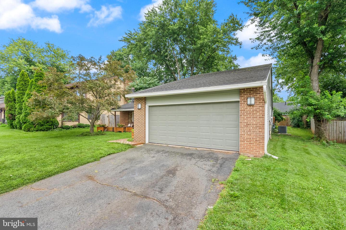 816 SUGARLAND RUN DR, STERLING, Virginia 20164, 4 Bedrooms Bedrooms, ,2 BathroomsBathrooms,Residential,For sale,816 SUGARLAND RUN DR,VALO2100070 MLS # VALO2100070