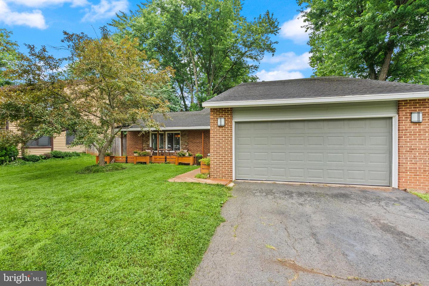 816 SUGARLAND RUN DR, STERLING, Virginia 20164, 4 Bedrooms Bedrooms, ,2 BathroomsBathrooms,Residential,For sale,816 SUGARLAND RUN DR,VALO2100070 MLS # VALO2100070