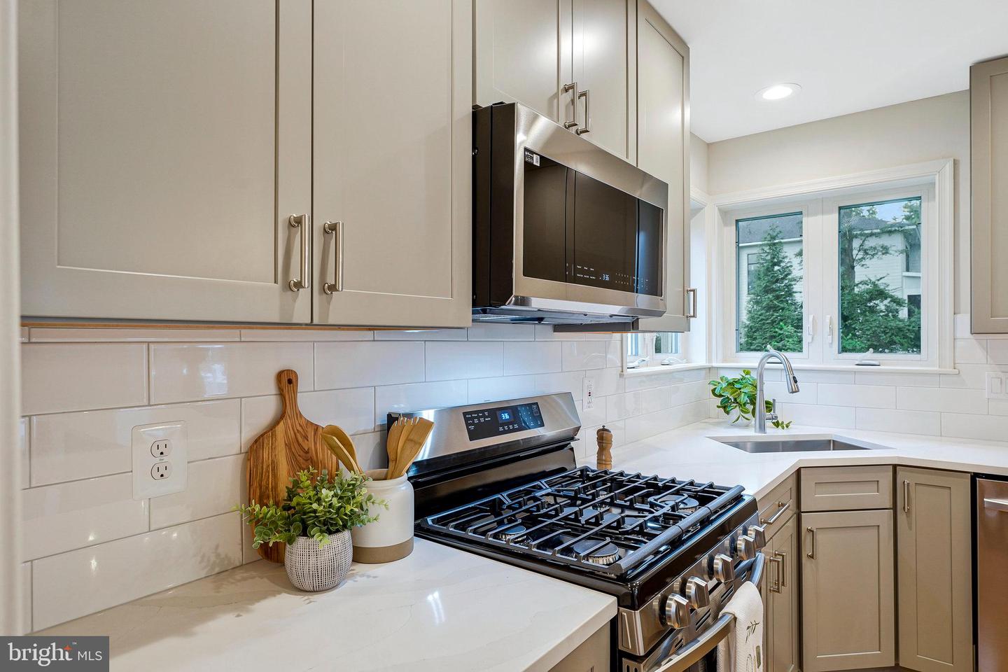 216 BATTLE ST SW, VIENNA, Virginia 22180, 4 Bedrooms Bedrooms, ,3 BathroomsBathrooms,Residential,For sale,216 BATTLE ST SW,VAFX2252900 MLS # VAFX2252900