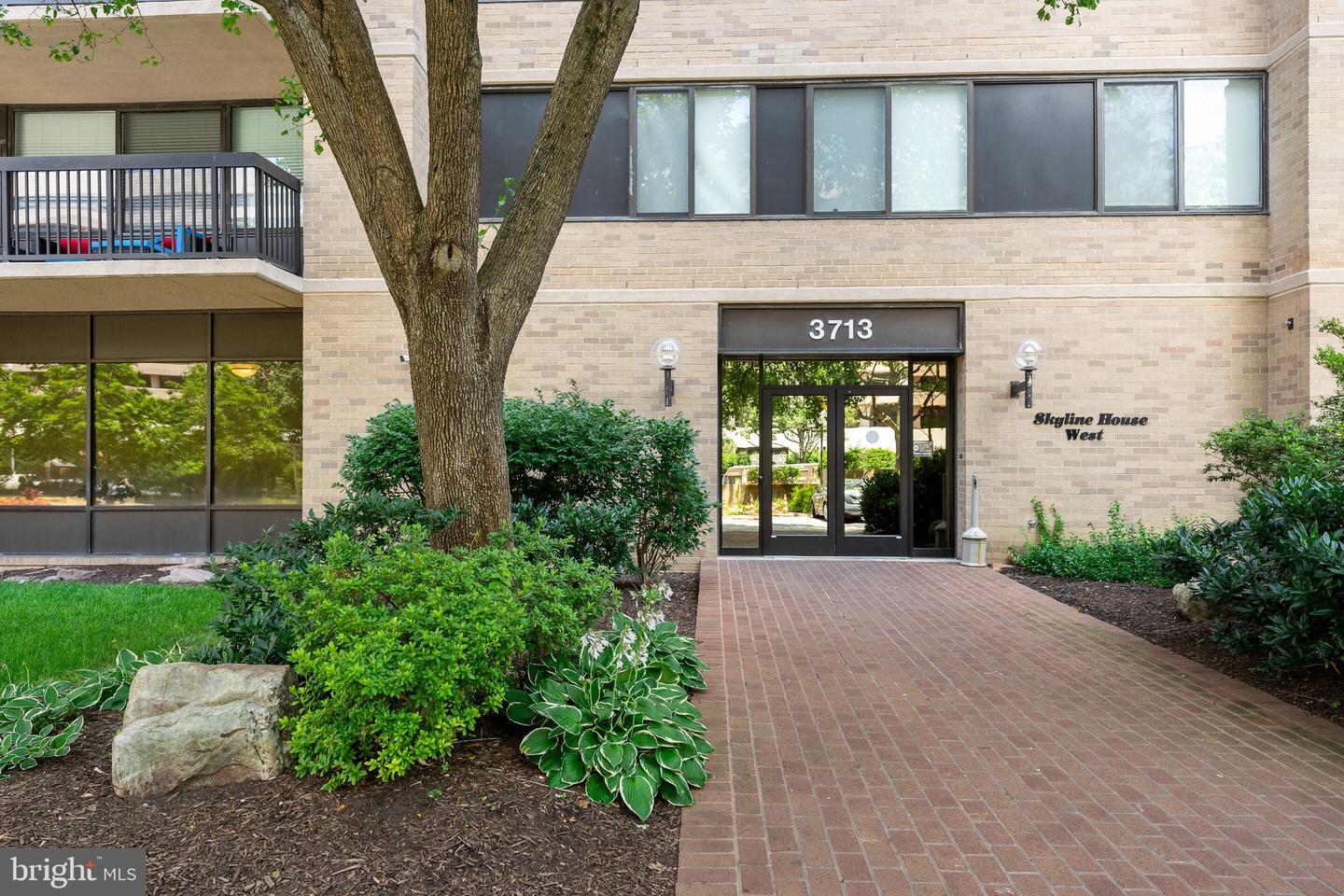3713 S GEORGE MASON DR #T5, FALLS CHURCH, Virginia 22041, 3 Bedrooms Bedrooms, ,2 BathroomsBathrooms,Residential,For sale,3713 S GEORGE MASON DR #T5,VAFX2248108 MLS # VAFX2248108