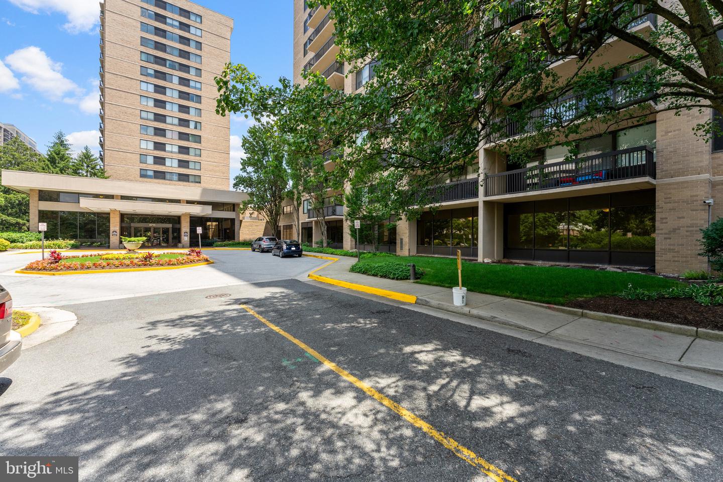 3713 S GEORGE MASON DR #T5, FALLS CHURCH, Virginia 22041, 3 Bedrooms Bedrooms, ,2 BathroomsBathrooms,Residential,For sale,3713 S GEORGE MASON DR #T5,VAFX2248108 MLS # VAFX2248108