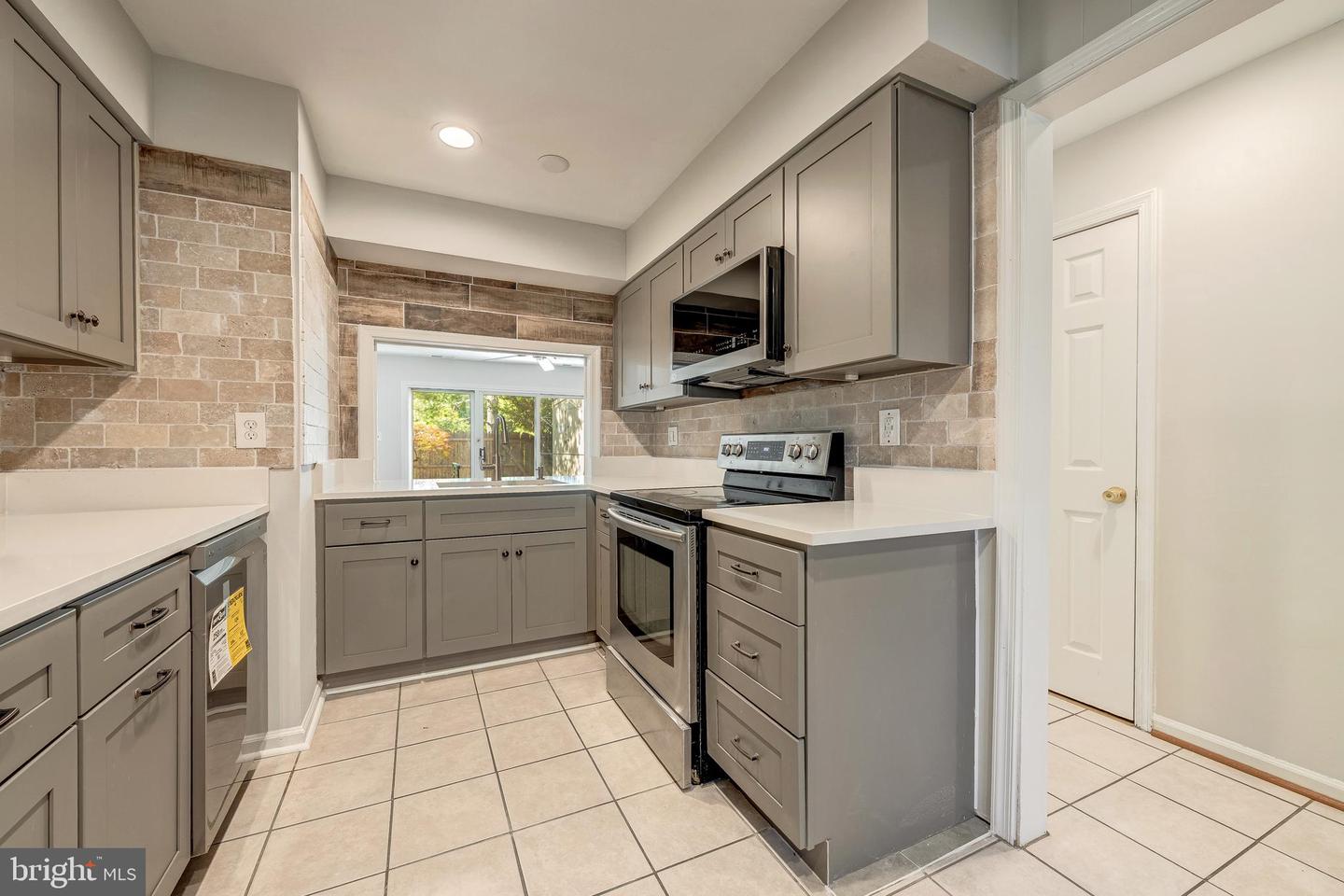 8218 CARRLEIGH PKWY #10, SPRINGFIELD, Virginia 22152, 2 Bedrooms Bedrooms, ,1 BathroomBathrooms,Residential,For sale,8218 CARRLEIGH PKWY #10,VAFX2250604 MLS # VAFX2250604