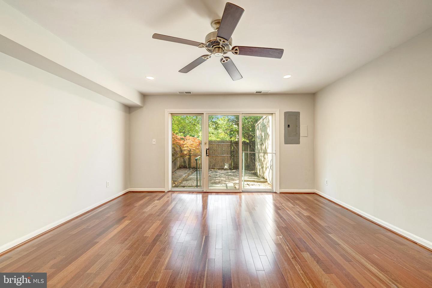 8218 CARRLEIGH PKWY #10, SPRINGFIELD, Virginia 22152, 2 Bedrooms Bedrooms, ,1 BathroomBathrooms,Residential,For sale,8218 CARRLEIGH PKWY #10,VAFX2250604 MLS # VAFX2250604