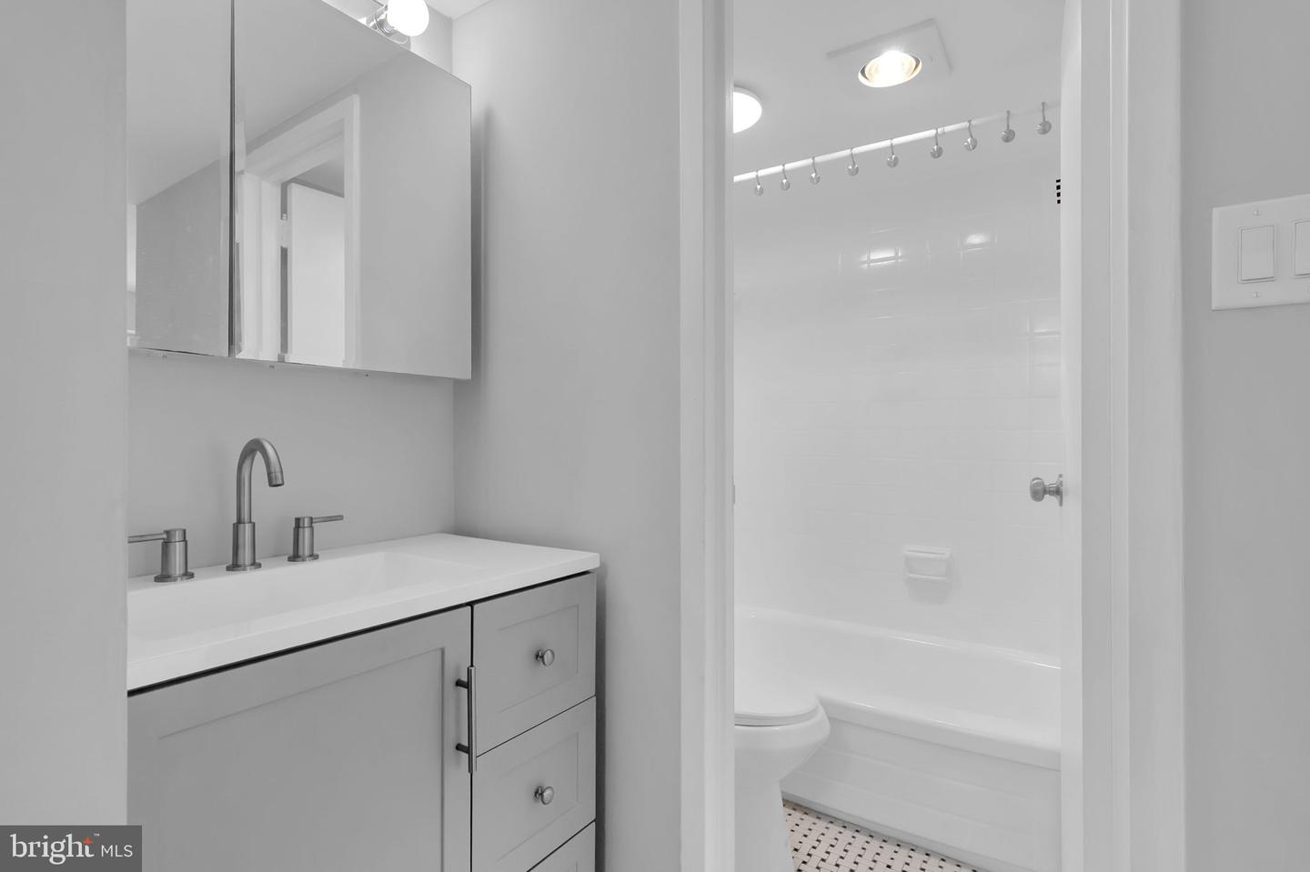 1300 ARMY NAVY DR #320, ARLINGTON, Virginia 22202, 1 Bedroom Bedrooms, ,1 BathroomBathrooms,Residential,For sale,1300 ARMY NAVY DR #320,VAAR2059978 MLS # VAAR2059978