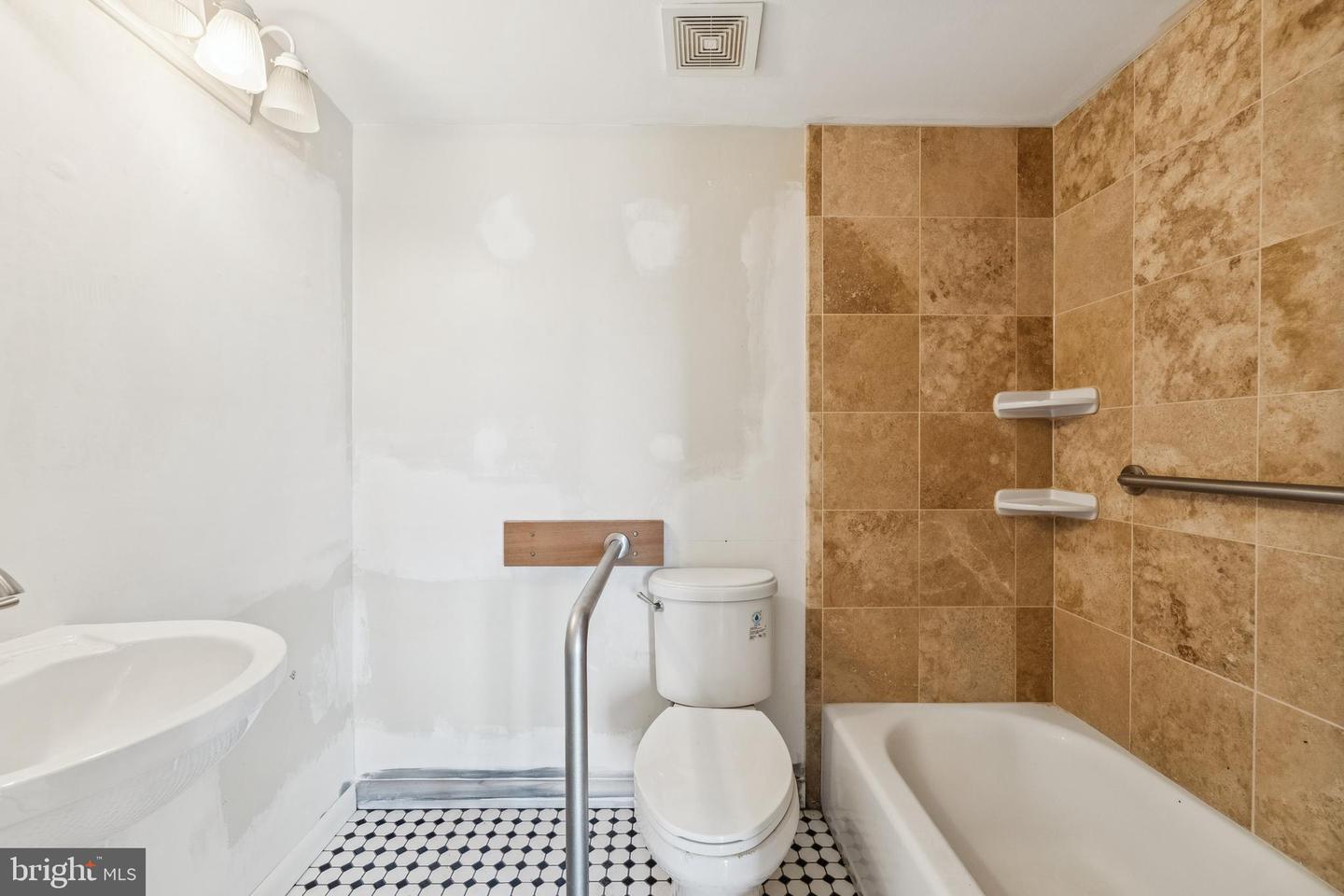 12701 DARA DR #303, WOODBRIDGE, Virginia 22192, 2 Bedrooms Bedrooms, ,1 BathroomBathrooms,Residential,For sale,12701 DARA DR #303,VAPW2092258 MLS # VAPW2092258