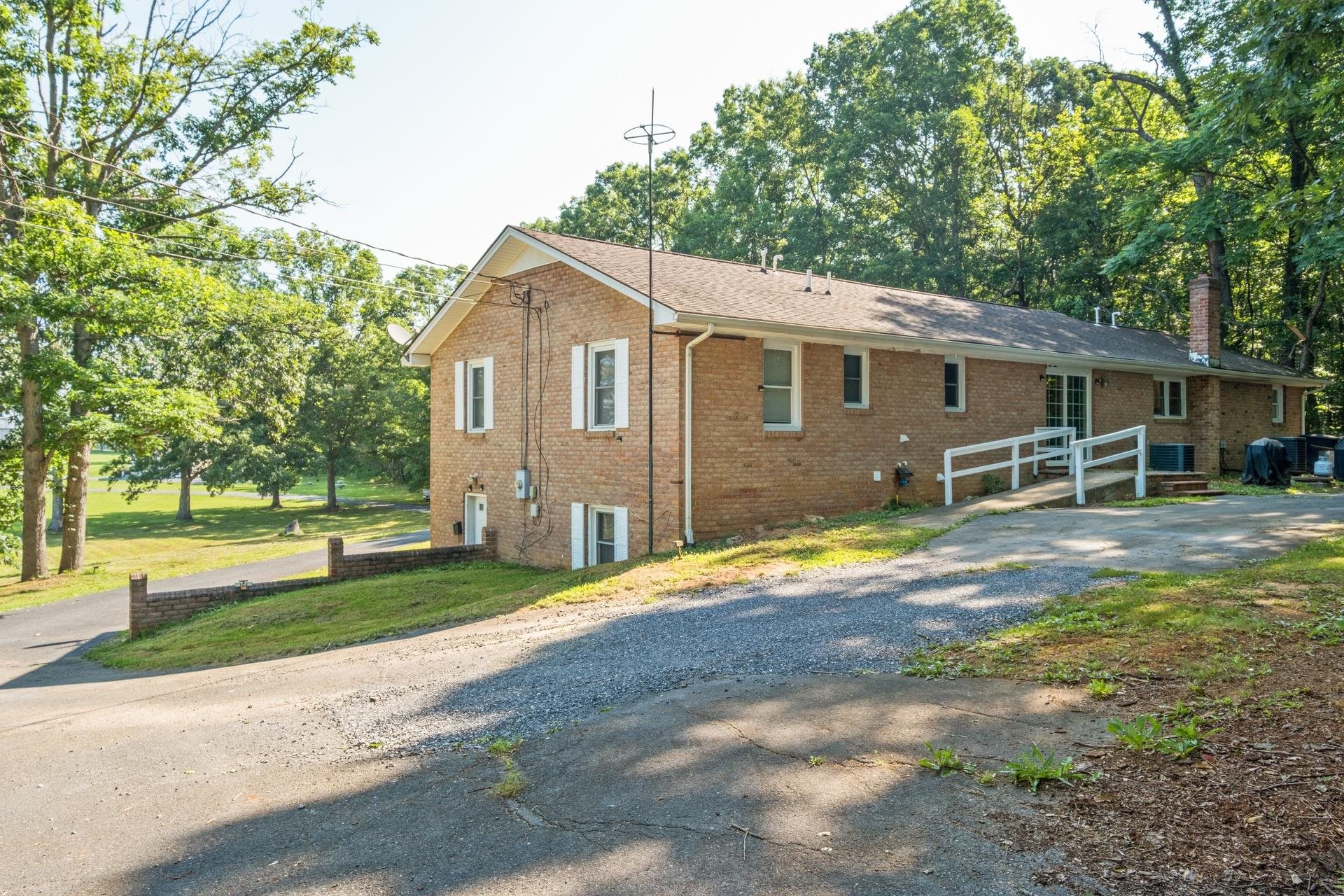 16998 E SUMMIT AVE, ELKTON, Virginia 22827, 5 Bedrooms Bedrooms, ,5 BathroomsBathrooms,Residential,16998 E SUMMIT AVE,666324 MLS # 666324