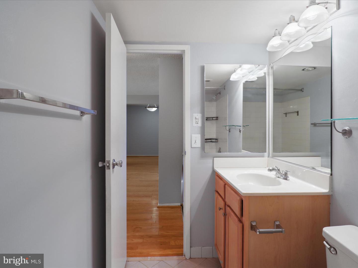 4500 S FOUR MILE RUN DR #927, ARLINGTON, Virginia 22204, 1 Bedroom Bedrooms, ,1 BathroomBathrooms,Residential,For sale,4500 S FOUR MILE RUN DR #927,VAAR2060124 MLS # VAAR2060124