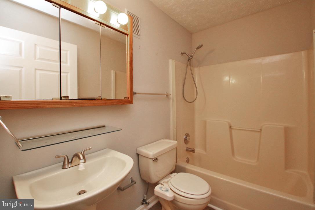 1282-A12 OX RD, WOODSTOCK, Virginia 22664, 2 Bedrooms Bedrooms, ,2 BathroomsBathrooms,Residential,For sale,1282-A12 OX RD,VASH2011442 MLS # VASH2011442