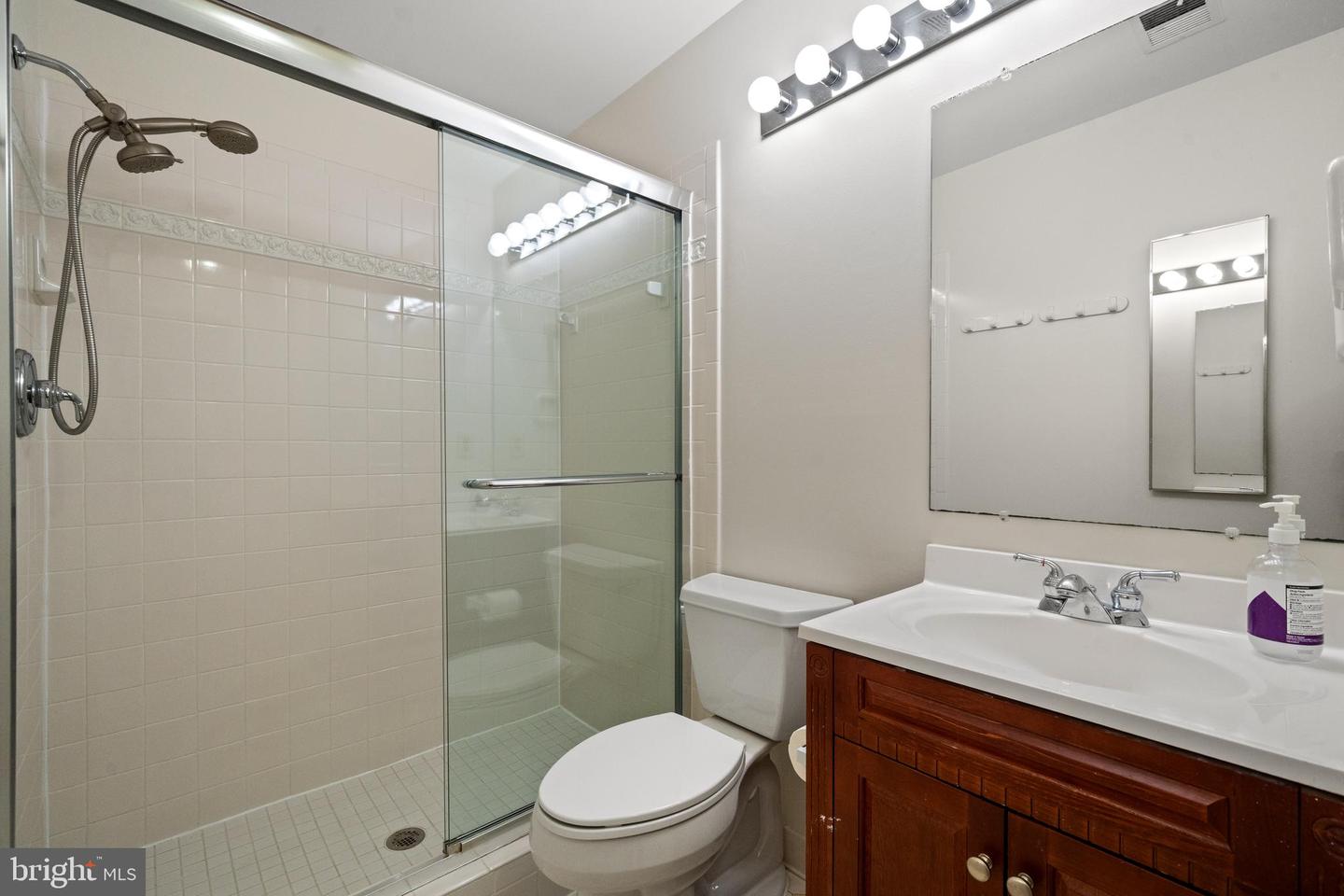 6913 MCLEAN PARK MANOR CT, MCLEAN, Virginia 22101, 4 Bedrooms Bedrooms, ,3 BathroomsBathrooms,Residential,For sale,6913 MCLEAN PARK MANOR CT,VAFX2242666 MLS # VAFX2242666