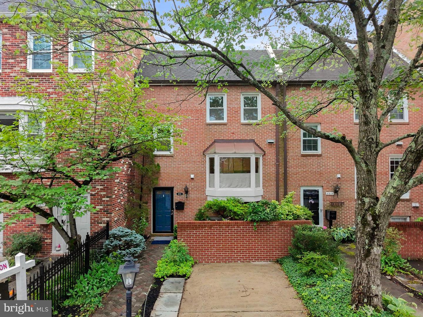 6913 MCLEAN PARK MANOR CT, MCLEAN, Virginia 22101, 4 Bedrooms Bedrooms, ,3 BathroomsBathrooms,Residential,For sale,6913 MCLEAN PARK MANOR CT,VAFX2242666 MLS # VAFX2242666