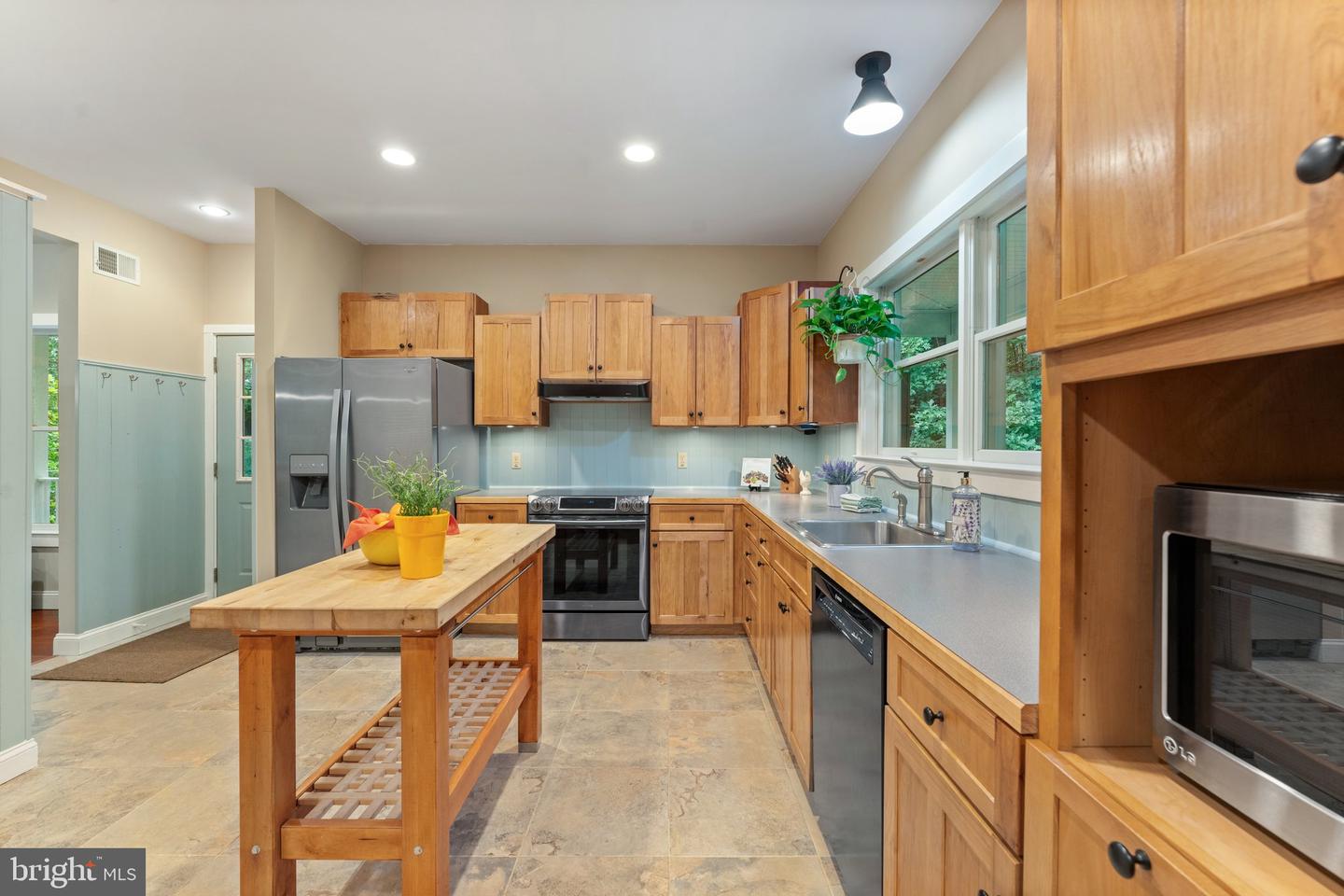 9525 ANGELICA LN, MARSHALL, Virginia 20115, 4 Bedrooms Bedrooms, 10 Rooms Rooms,2 BathroomsBathrooms,Residential,For sale,9525 ANGELICA LN,VAFQ2017116 MLS # VAFQ2017116