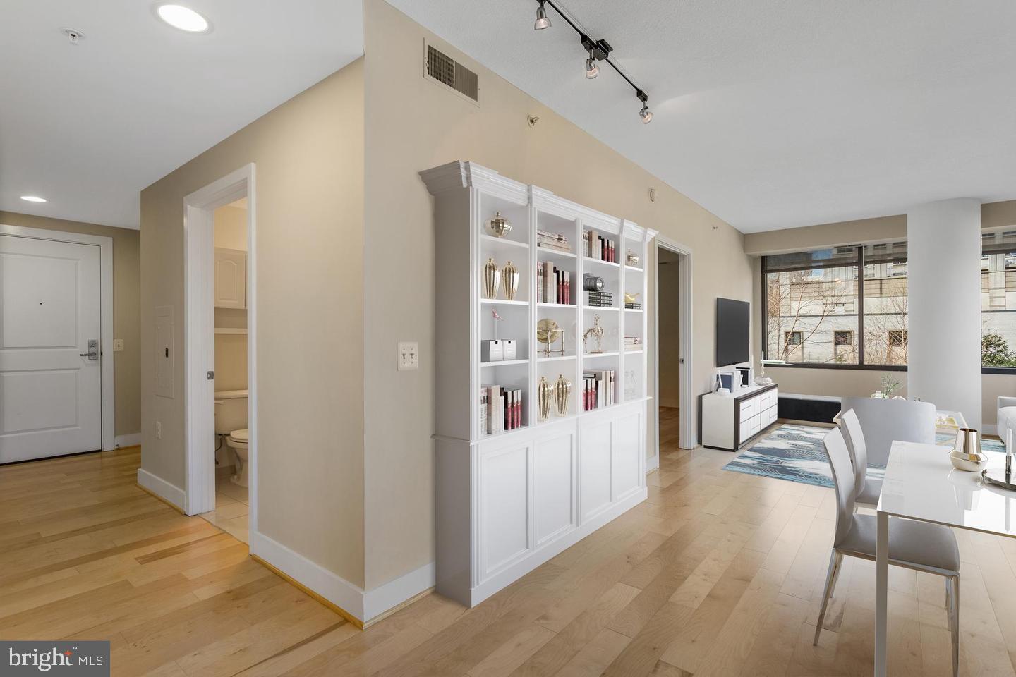 2001 15TH ST N #319, ARLINGTON, Virginia 22201, 1 Bedroom Bedrooms, ,1 BathroomBathrooms,Residential,For sale,2001 15TH ST N #319,VAAR2059748 MLS # VAAR2059748