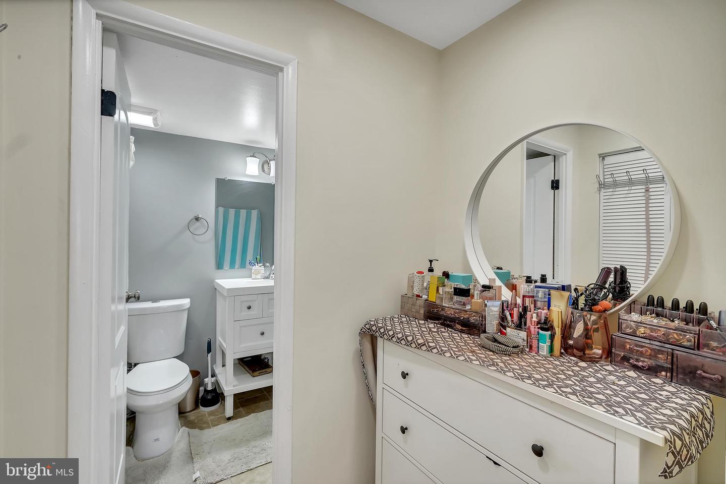 511 N ARMISTEAD ST #202, ALEXANDRIA, Virginia 22312, 3 Bedrooms Bedrooms, ,2 BathroomsBathrooms,Residential,For sale,511 N ARMISTEAD ST #202,VAAX2046876 MLS # VAAX2046876