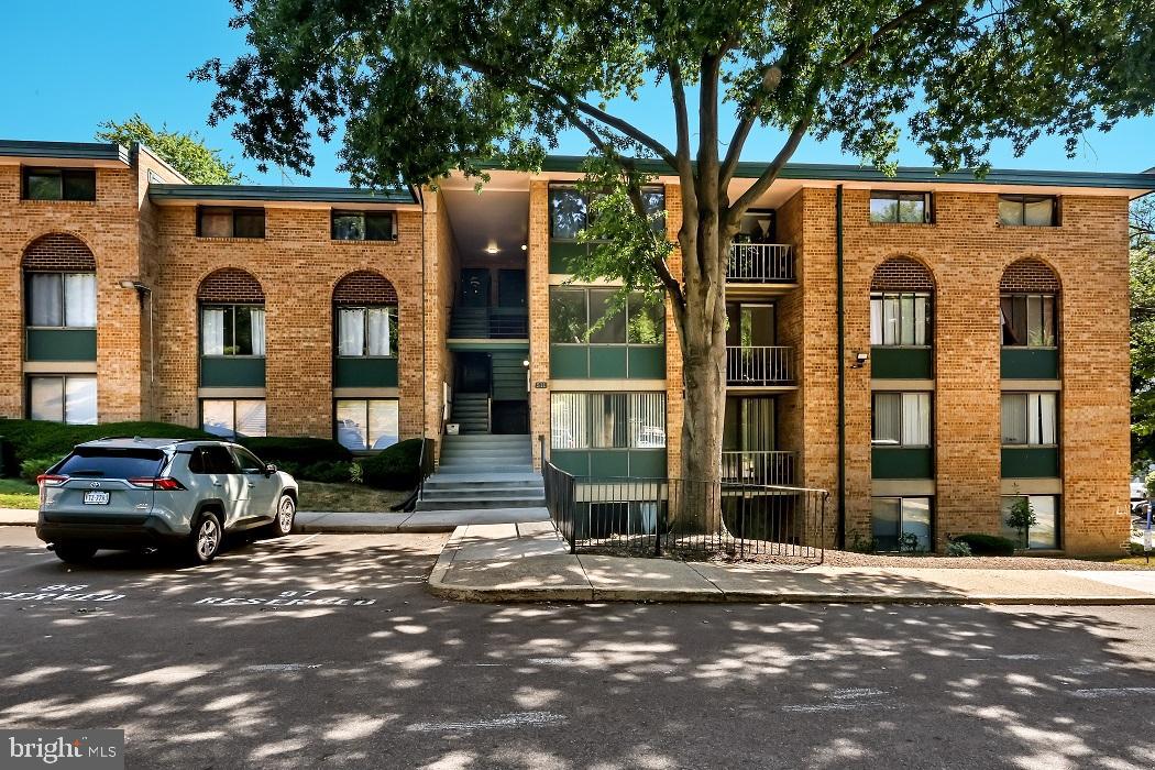 511 N ARMISTEAD ST #202, ALEXANDRIA, Virginia 22312, 3 Bedrooms Bedrooms, ,2 BathroomsBathrooms,Residential,For sale,511 N ARMISTEAD ST #202,VAAX2046876 MLS # VAAX2046876