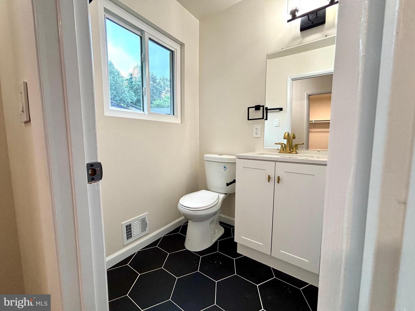 208 KEYES CT, STERLING, Virginia 20164, 5 Bedrooms Bedrooms, ,3 BathroomsBathrooms,Residential,For sale,208 KEYES CT,VALO2100836 MLS # VALO2100836