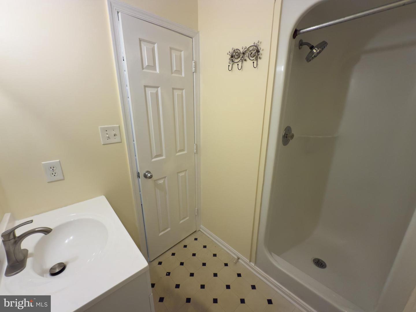 2820 LEE OAKS PLACE #302, FALLS CHURCH, Virginia 22046, 3 Bedrooms Bedrooms, ,2 BathroomsBathrooms,Residential,For sale,2820 LEE OAKS PLACE #302,VAFX2252982 MLS # VAFX2252982