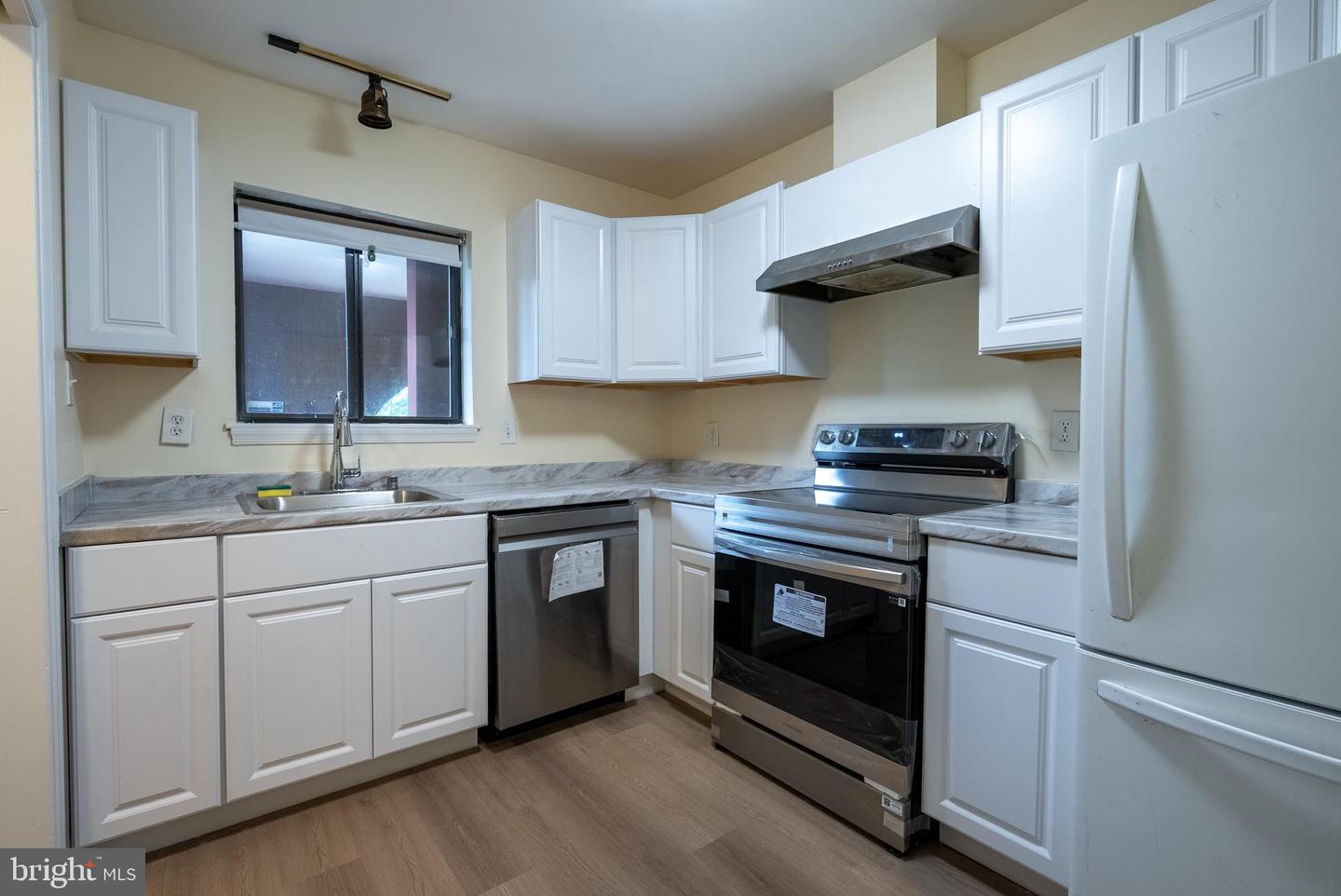 2820 LEE OAKS PLACE #302, FALLS CHURCH, Virginia 22046, 3 Bedrooms Bedrooms, ,2 BathroomsBathrooms,Residential,For sale,2820 LEE OAKS PLACE #302,VAFX2252982 MLS # VAFX2252982