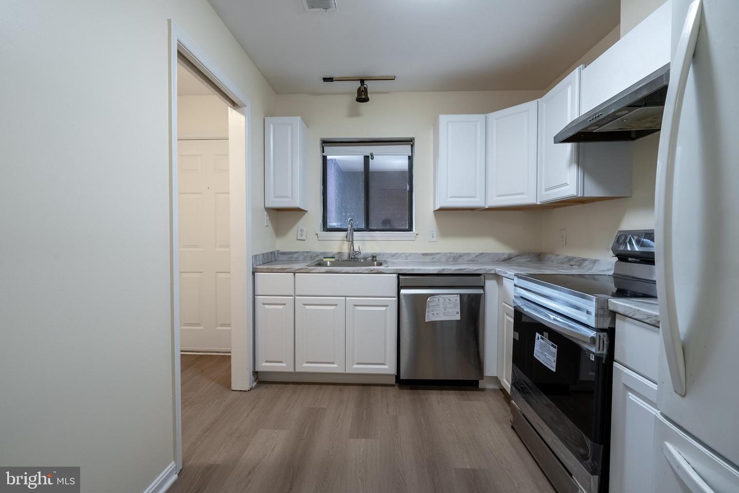 2820 LEE OAKS PLACE #302, FALLS CHURCH, Virginia 22046, 3 Bedrooms Bedrooms, ,2 BathroomsBathrooms,Residential,For sale,2820 LEE OAKS PLACE #302,VAFX2252982 MLS # VAFX2252982