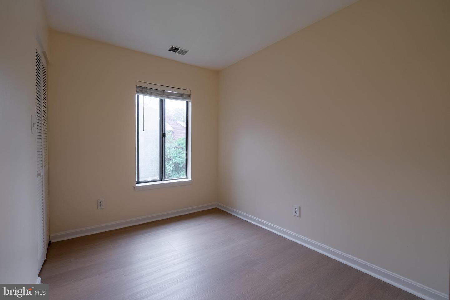 2820 LEE OAKS PLACE #302, FALLS CHURCH, Virginia 22046, 3 Bedrooms Bedrooms, ,2 BathroomsBathrooms,Residential,For sale,2820 LEE OAKS PLACE #302,VAFX2252982 MLS # VAFX2252982