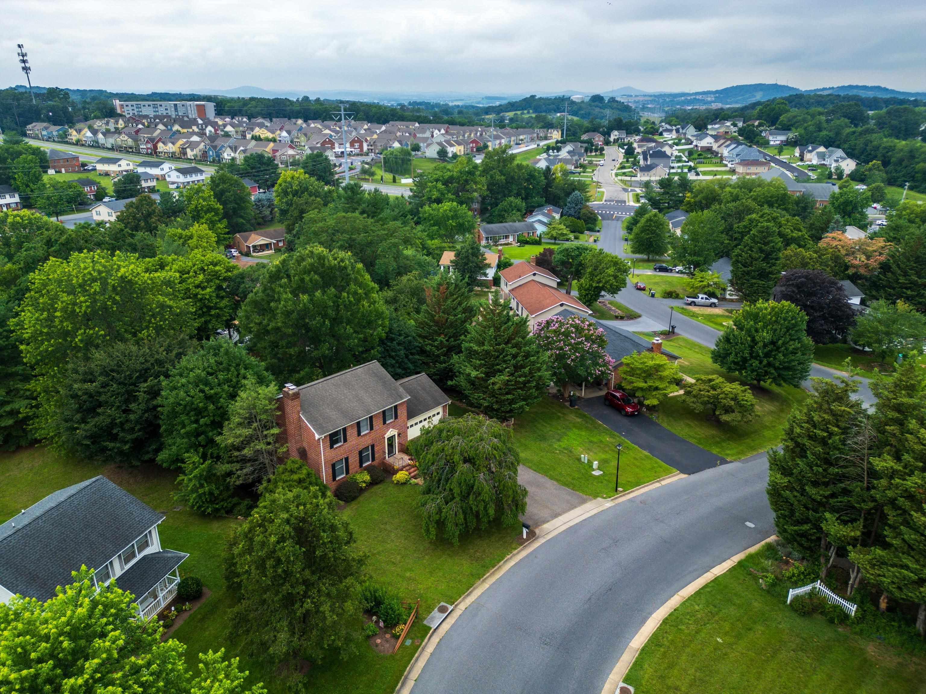 1168 SPRINGFIELD DR, HARRISONBURG, Virginia 22801, 4 Bedrooms Bedrooms, ,2 BathroomsBathrooms,Residential,GREAT FAMILY HOME WITH BASEMENT & HUGE BACKYAR,1168 SPRINGFIELD DR,666373 MLS # 666373