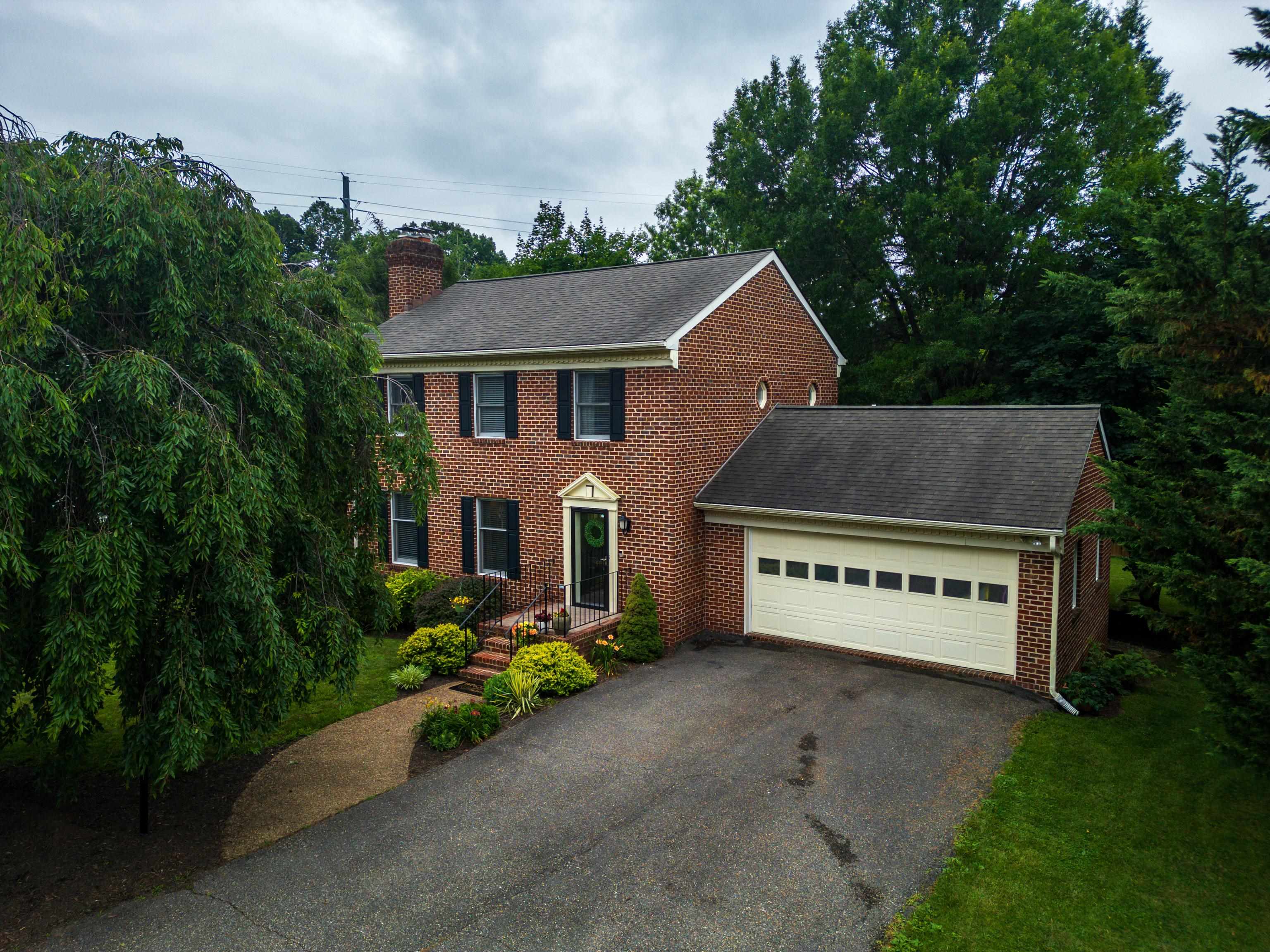 1168 SPRINGFIELD DR, HARRISONBURG, Virginia 22801, 4 Bedrooms Bedrooms, ,2 BathroomsBathrooms,Residential,GREAT FAMILY HOME WITH BASEMENT & HUGE BACKYAR,1168 SPRINGFIELD DR,666373 MLS # 666373