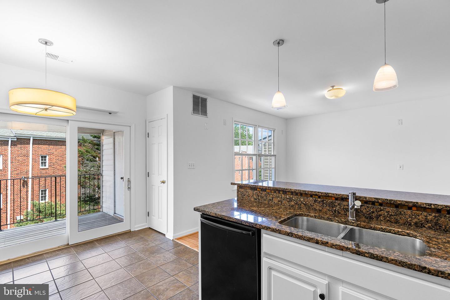 703 MASSEY LN #B, ALEXANDRIA, Virginia 22314, 3 Bedrooms Bedrooms, ,2 BathroomsBathrooms,Residential,For sale,703 MASSEY LN #B,VAAX2046954 MLS # VAAX2046954