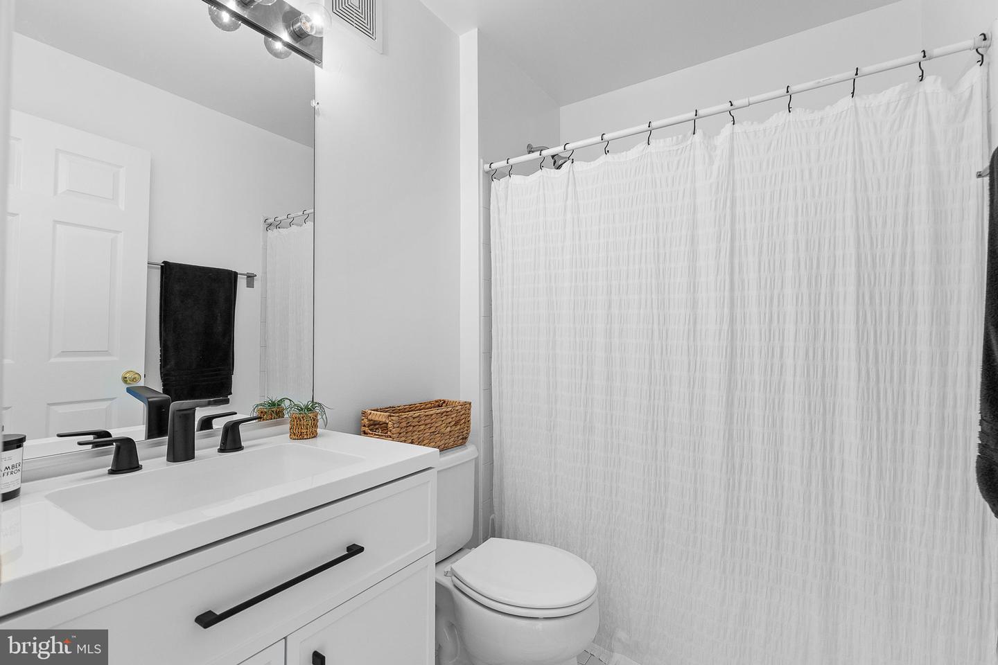 703 MASSEY LN #B, ALEXANDRIA, Virginia 22314, 3 Bedrooms Bedrooms, ,2 BathroomsBathrooms,Residential,For sale,703 MASSEY LN #B,VAAX2046954 MLS # VAAX2046954