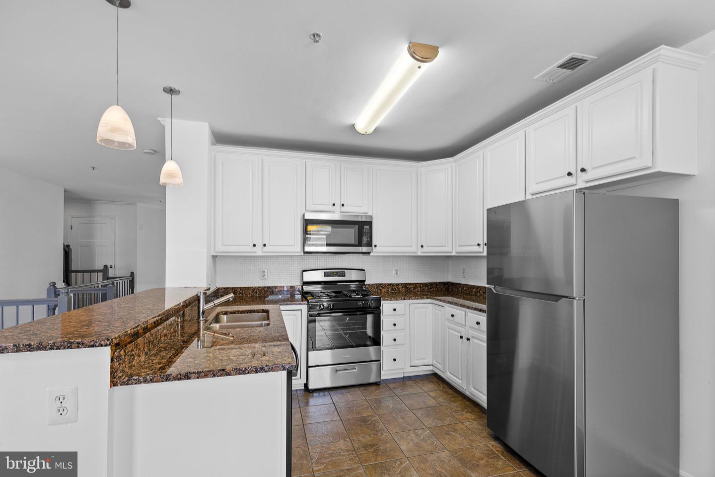 703 MASSEY LN #B, ALEXANDRIA, Virginia 22314, 3 Bedrooms Bedrooms, ,2 BathroomsBathrooms,Residential,For sale,703 MASSEY LN #B,VAAX2046954 MLS # VAAX2046954