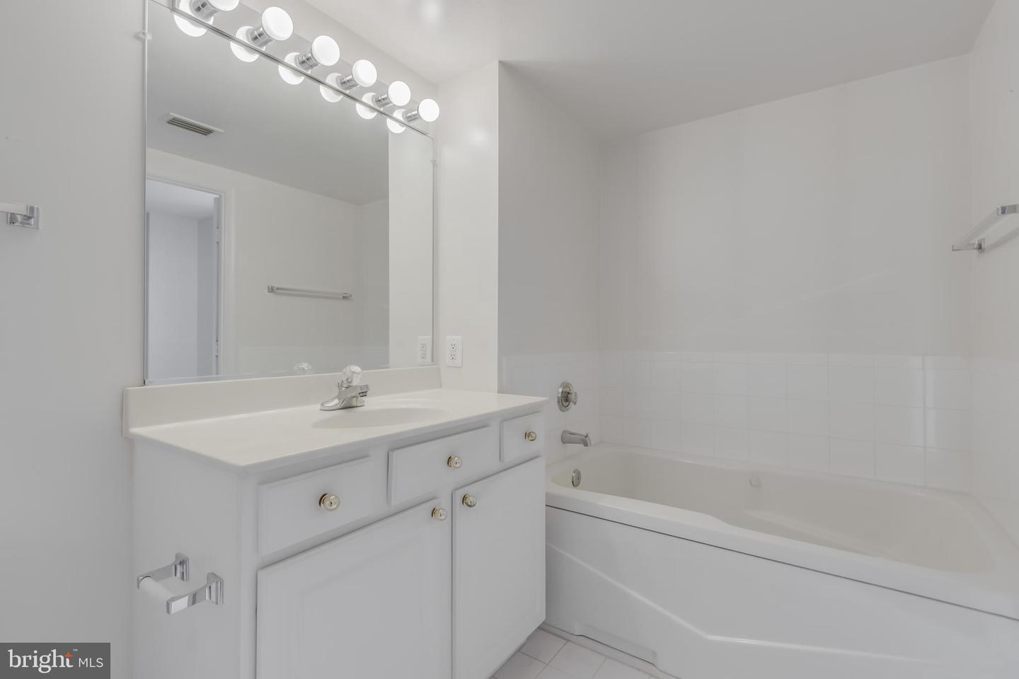 3835 9TH ST N #1001W, ARLINGTON, Virginia 22203, 2 Bedrooms Bedrooms, ,2 BathroomsBathrooms,Residential,For sale,3835 9TH ST N #1001W,VAAR2060162 MLS # VAAR2060162
