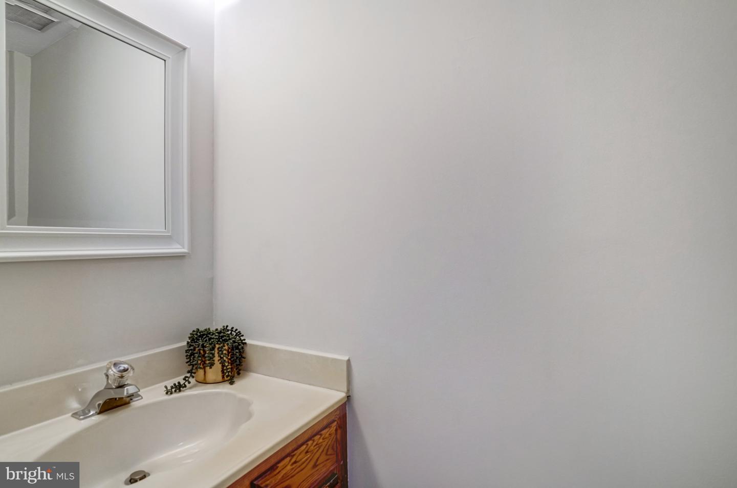 9147 EVERETT CT, SPRINGFIELD, Virginia 22152, 2 Bedrooms Bedrooms, ,2 BathroomsBathrooms,Residential,For sale,9147 EVERETT CT,VAFX2252868 MLS # VAFX2252868