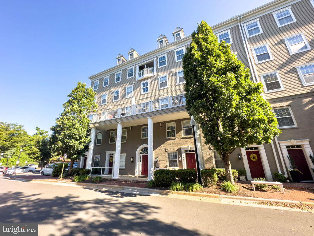 1405 ROUNDHOUSE LN #502, ALEXANDRIA, Virginia 22314, 1 Bedroom Bedrooms, ,1 BathroomBathrooms,Residential,For sale,1405 ROUNDHOUSE LN #502,VAAX2047156 MLS # VAAX2047156