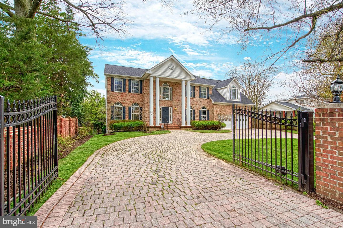 1702 S ARLINGTON RIDGE RD, ARLINGTON, Virginia 22202, 8 Bedrooms Bedrooms, ,7 BathroomsBathrooms,Residential,For sale,1702 S ARLINGTON RIDGE RD,VAAR2060174 MLS # VAAR2060174