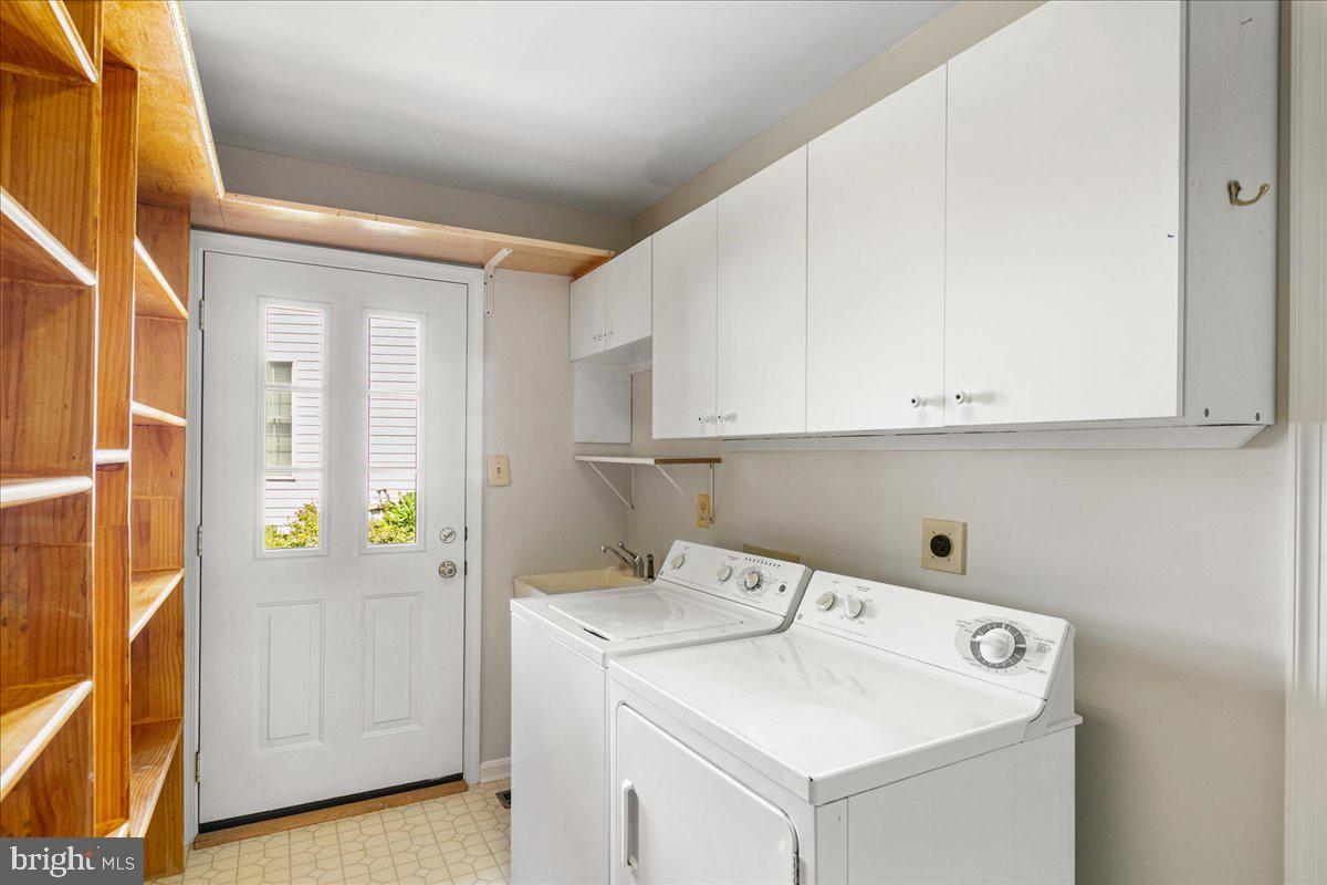 8307 SOUTHSTREAM RUN, SPRINGFIELD, Virginia 22153, 4 Bedrooms Bedrooms, ,3 BathroomsBathrooms,Residential,For sale,8307 SOUTHSTREAM RUN,VAFX2253296 MLS # VAFX2253296