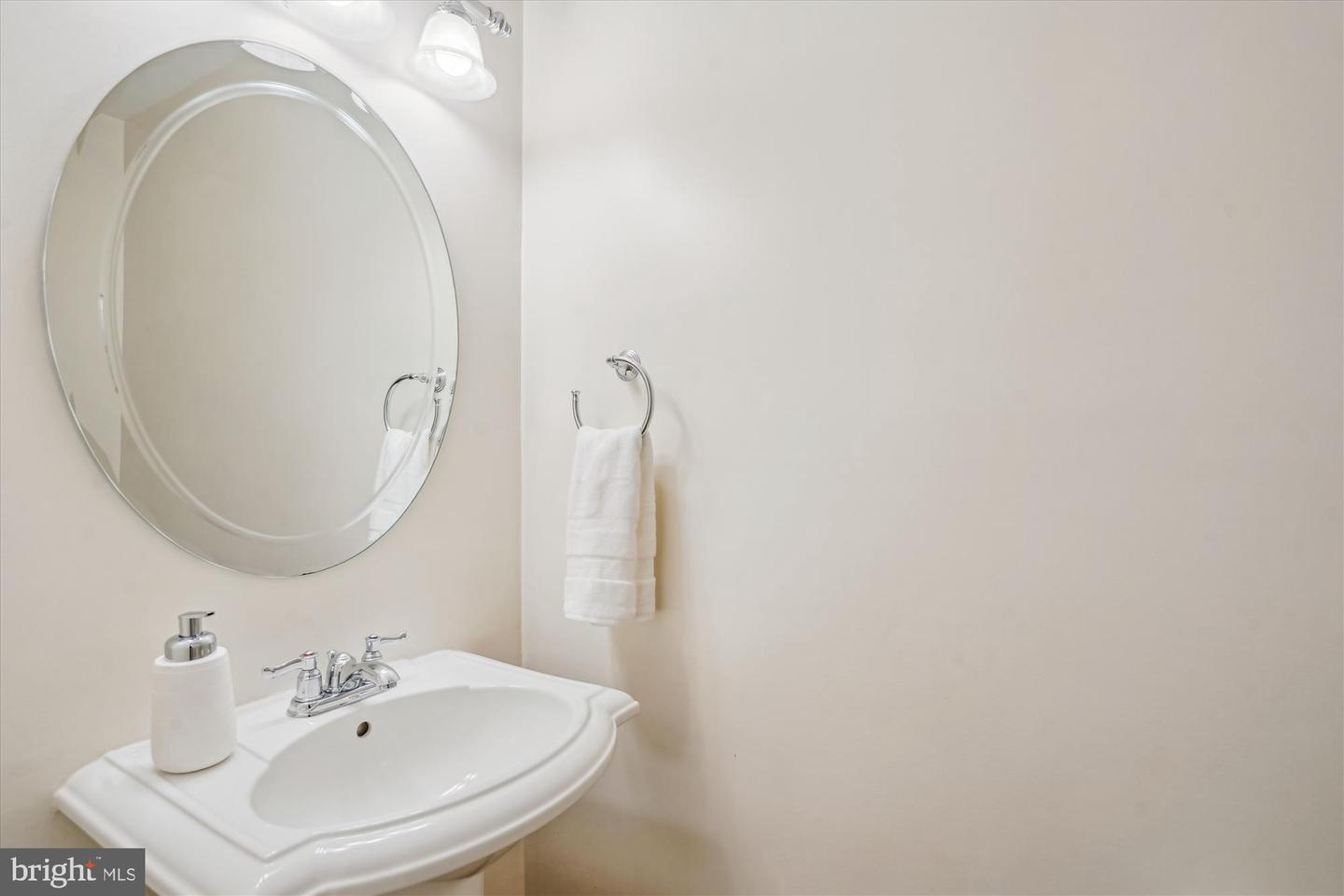 1802 21ST ST N, ARLINGTON, Virginia 22209, 2 Bedrooms Bedrooms, 10 Rooms Rooms,2 BathroomsBathrooms,Residential,For sale,1802 21ST ST N,VAAR2055118 MLS # VAAR2055118
