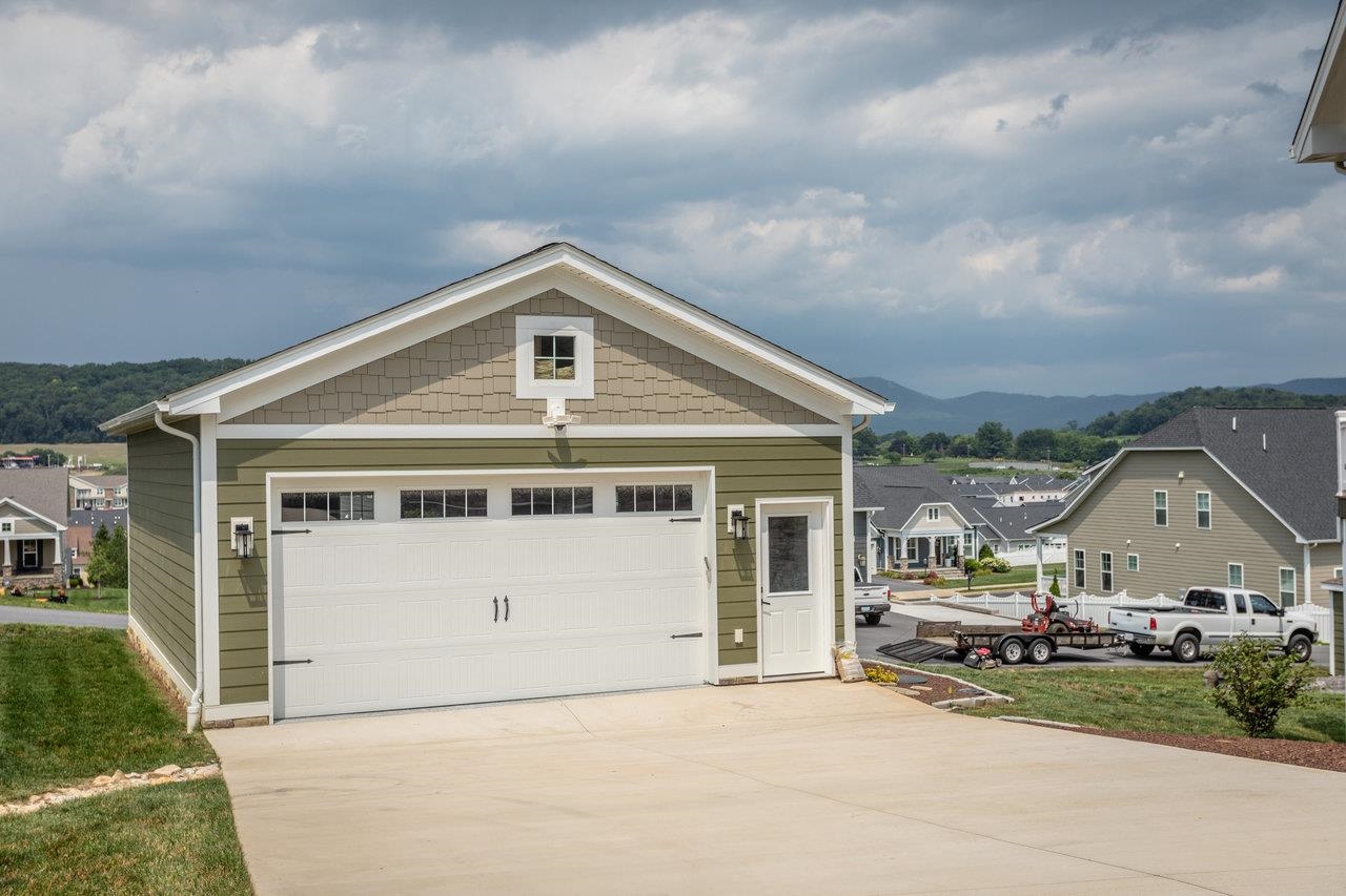 768 square feet. Countless possibilities for storage, workshop, and still room for vehicles