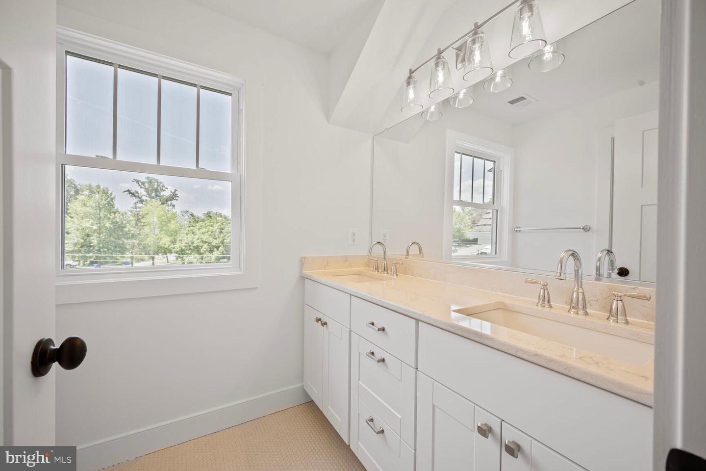 2100 PATRICK HENRY DRIVE, ARLINGTON, Virginia 22205, 5 Bedrooms Bedrooms, ,3 BathroomsBathrooms,Residential,For sale,2100 PATRICK HENRY DRIVE,VAAR2060070 MLS # VAAR2060070