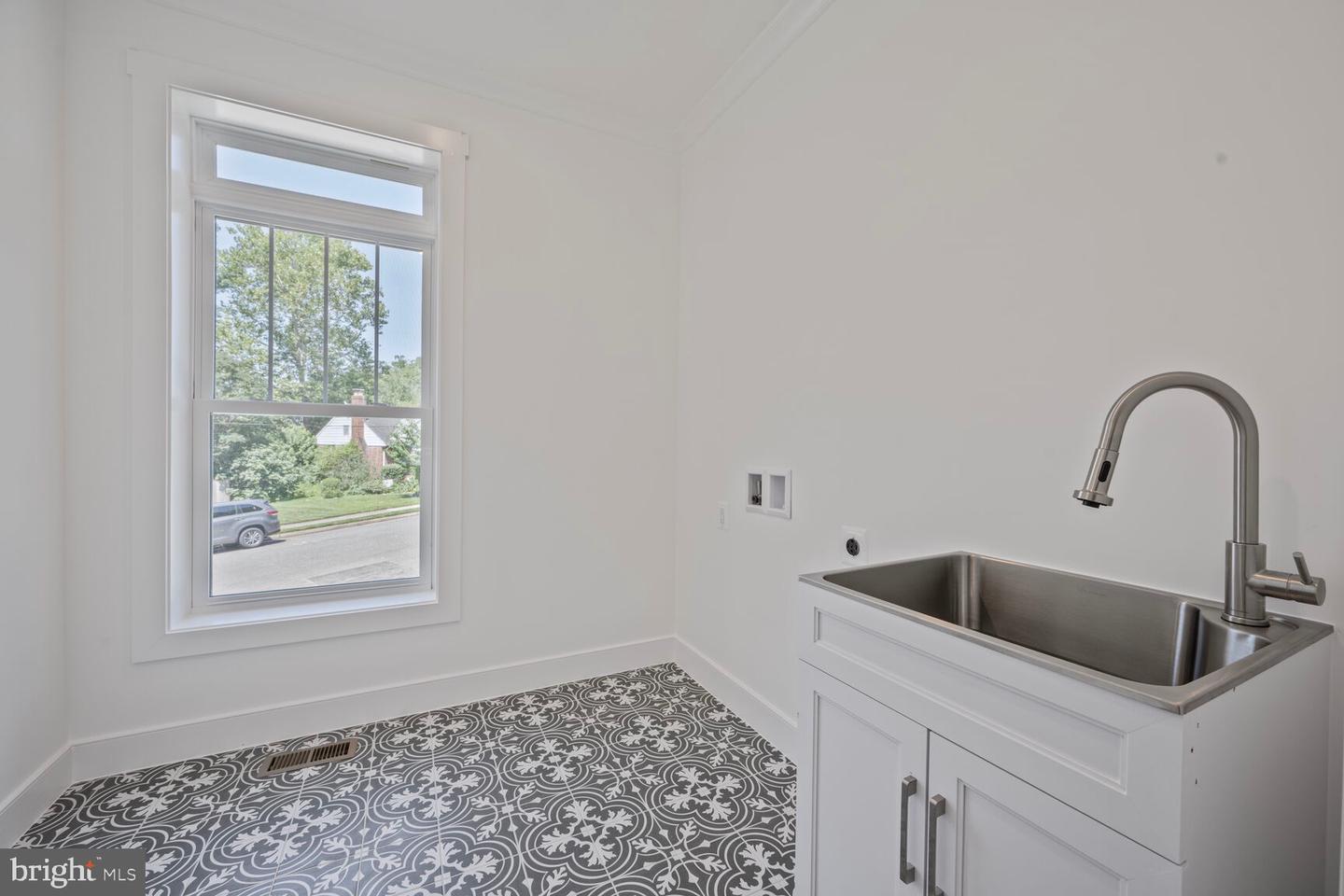 2100 PATRICK HENRY DRIVE, ARLINGTON, Virginia 22205, 5 Bedrooms Bedrooms, ,3 BathroomsBathrooms,Residential,For sale,2100 PATRICK HENRY DRIVE,VAAR2060070 MLS # VAAR2060070