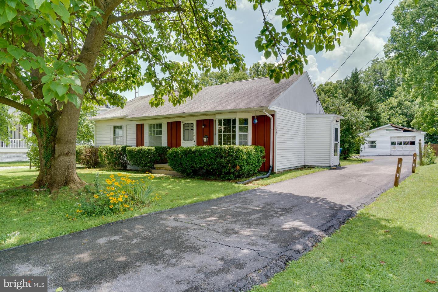 25 BYRD AVE, BERRYVILLE, Virginia 22611, 3 Bedrooms Bedrooms, 11 Rooms Rooms,2 BathroomsBathrooms,Residential,For sale,25 BYRD AVE,VACL2003890 MLS # VACL2003890