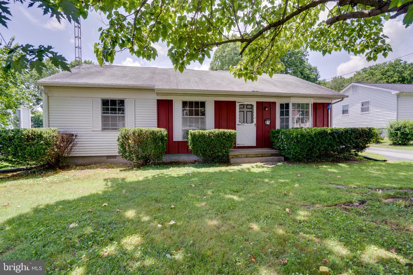 25 BYRD AVE, BERRYVILLE, Virginia 22611, 3 Bedrooms Bedrooms, 11 Rooms Rooms,2 BathroomsBathrooms,Residential,For sale,25 BYRD AVE,VACL2003890 MLS # VACL2003890